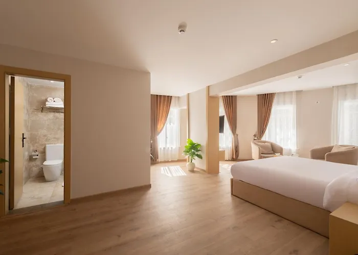 Elegance Grand City Hotel